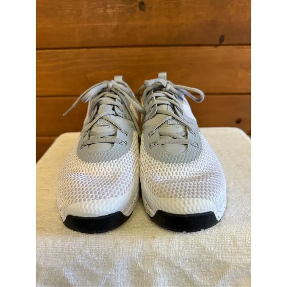 Nike Air Max Typha 2 training shoe white, black wolf grey Men’s Sz 10 AO3020-100